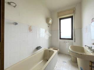 Bagno con vasca e finestra.19 (5)