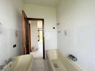 Bagno con vasca e finestra.19 (4)