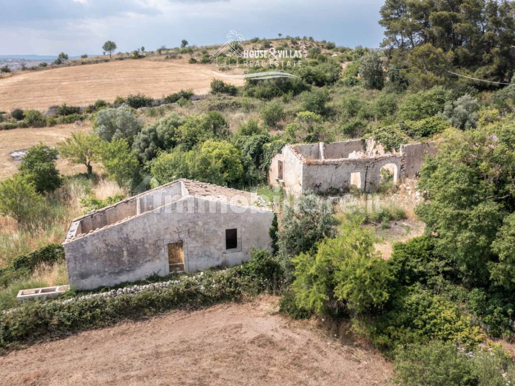 001__caseggiato_con_terreno_in_c_da_san_marco_a_noto_02.jpg