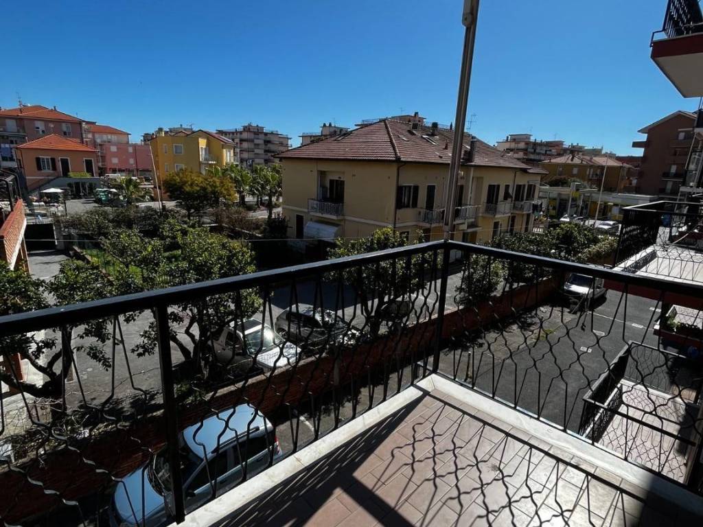 Trilocale via aurelia 70, centro, san bartolomeo al mare