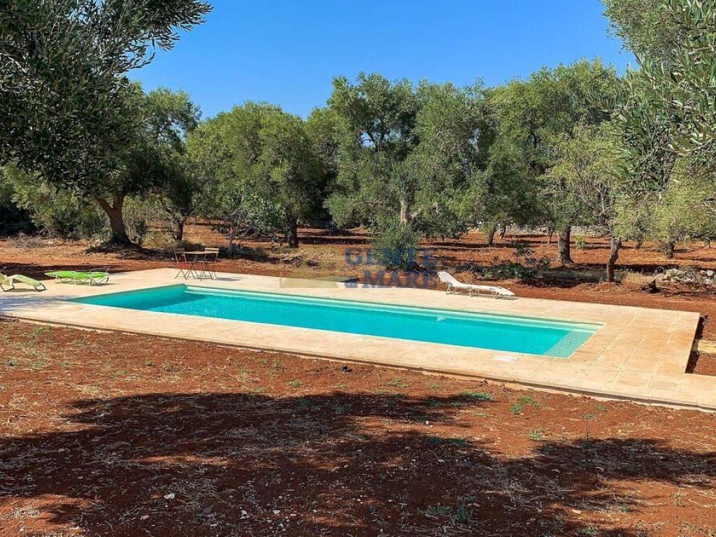 Villa con trullo e piscina