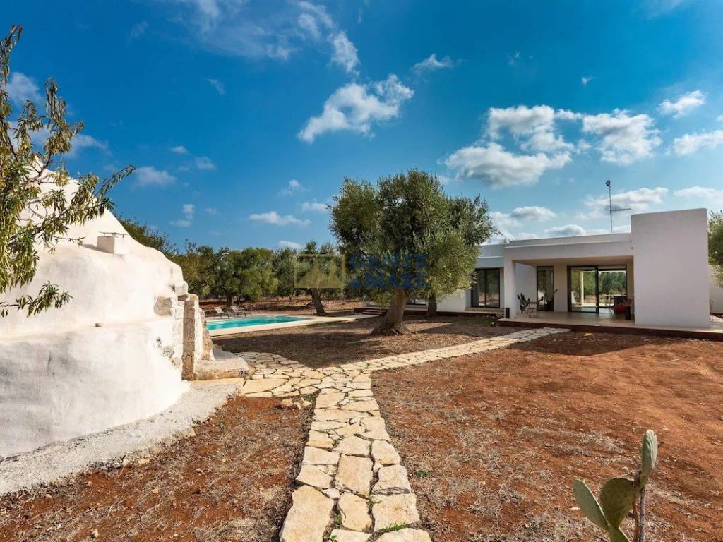 Villa con trullo e piscina