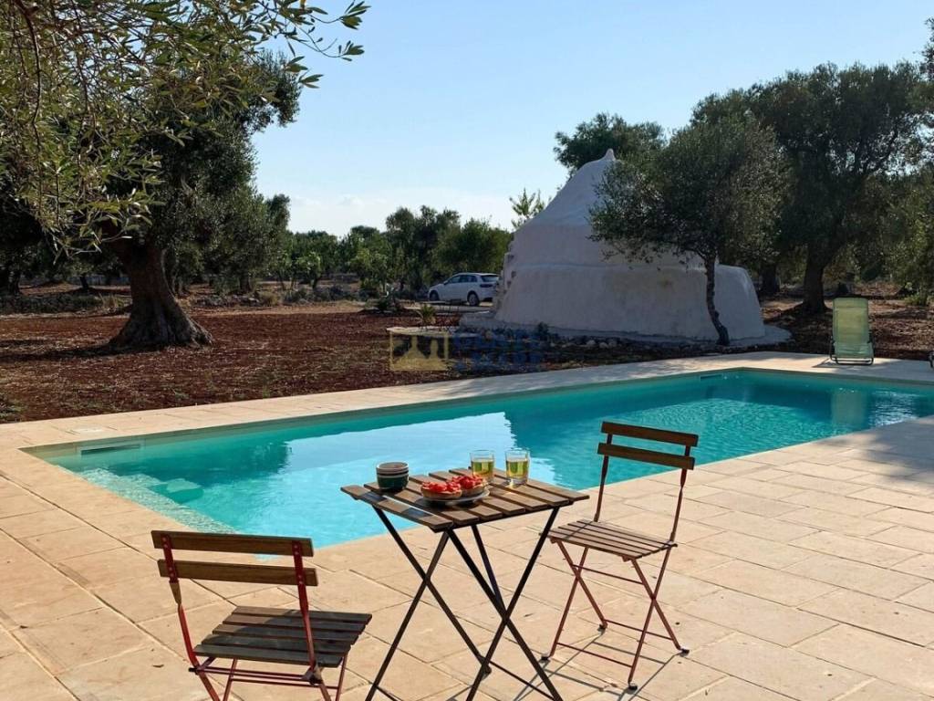 Villa con trullo e piscina