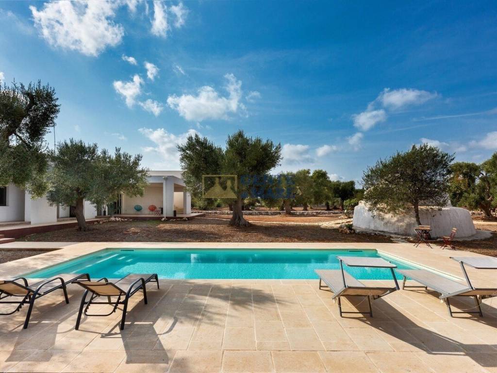 Villa con trullo e piscina