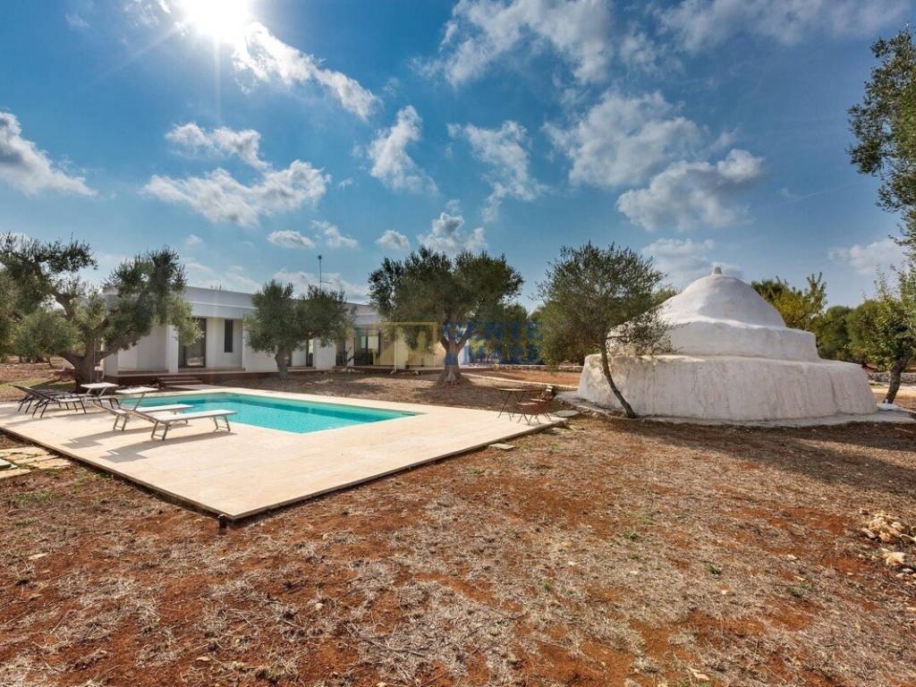 Villa con trullo e piscina