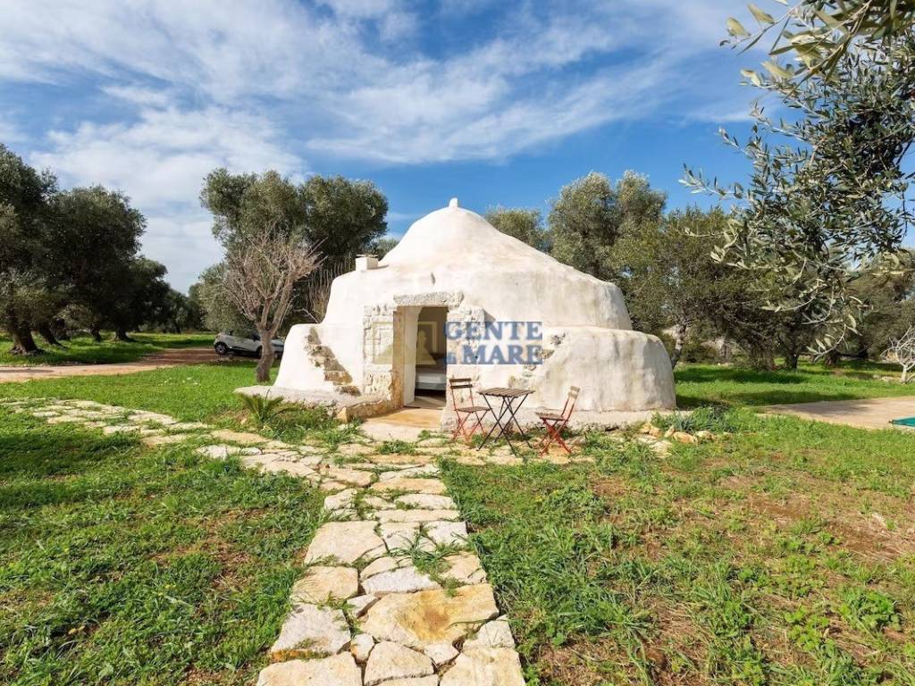 Villa con trullo e piscina