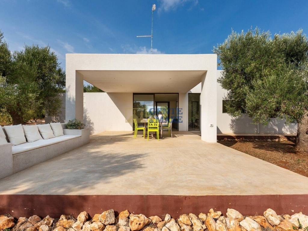 Villa con trullo e piscina