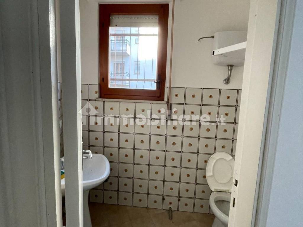 bagno interno con finestra