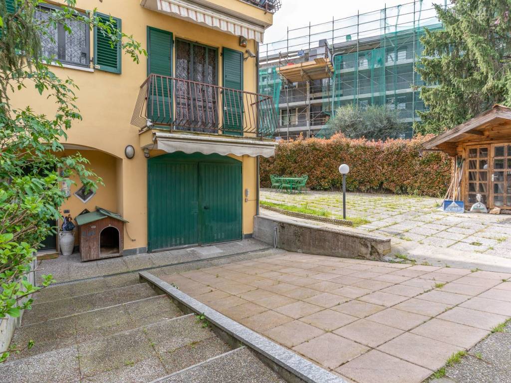 Vendita Villa a schiera in via Giuseppe di Vittorio 1 Rozzano. Buono stato,  posto auto, con balcone, riscaldamento autonomo, 175 m², rif. 95370542