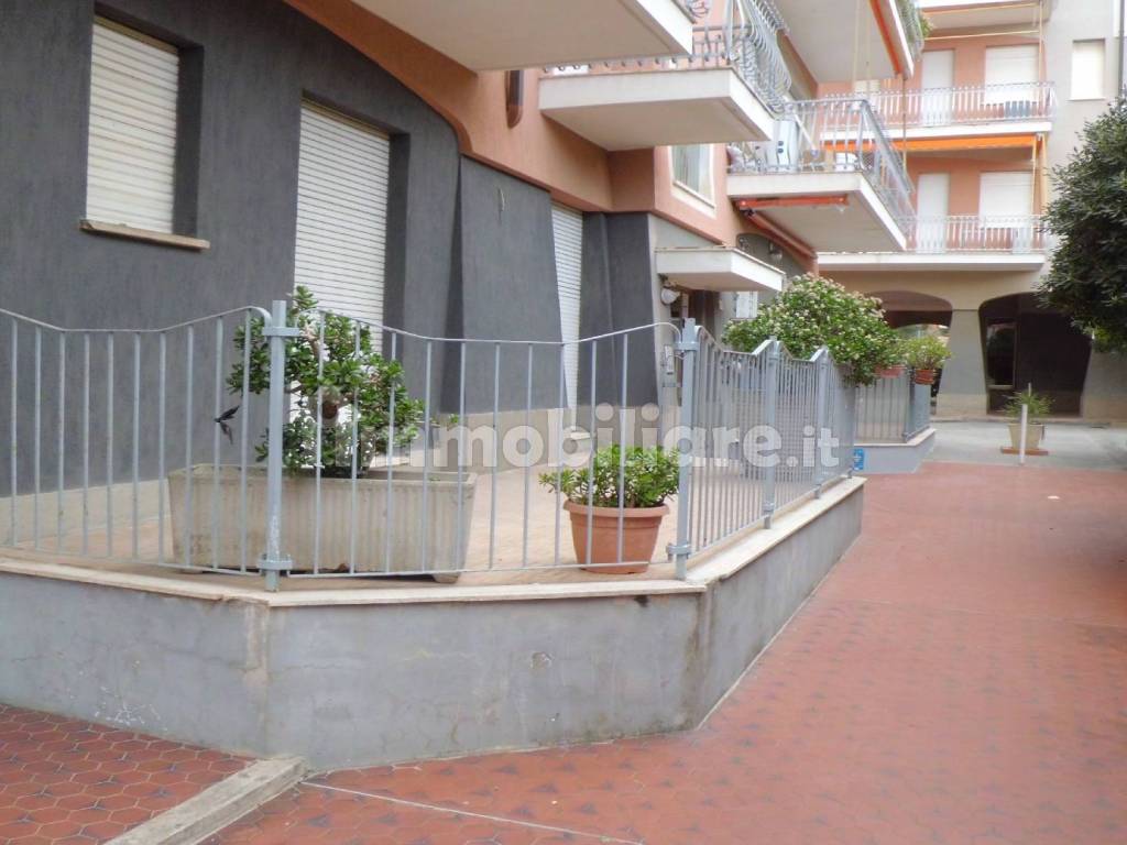 Vendita Appartamento Ceriale. Trilocale in via delle Mimose 7. Da  ristrutturare, piano terra, con terrazza, riscaldamento centralizzato, rif.  100589146