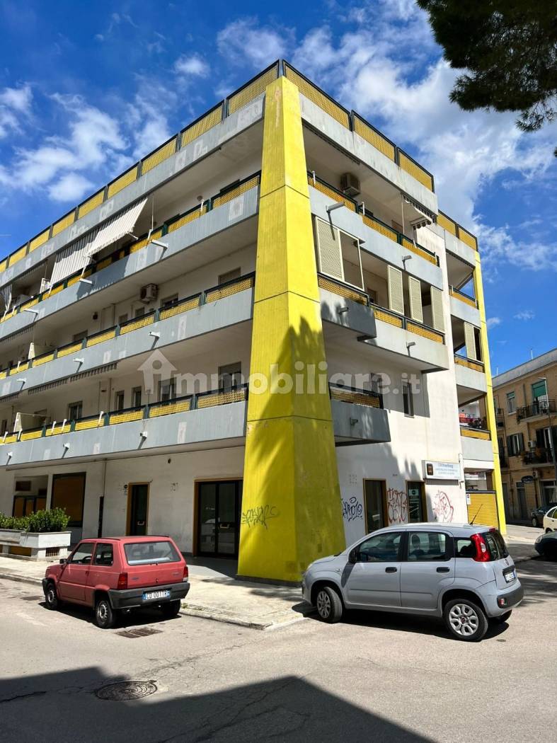 Vendita Appartamento Gioia del Colle. Trilocale in via Giosuè Carducci 106.  Buono stato, primo piano, con terrazza, riscaldamento autonomo, rif.  102421676