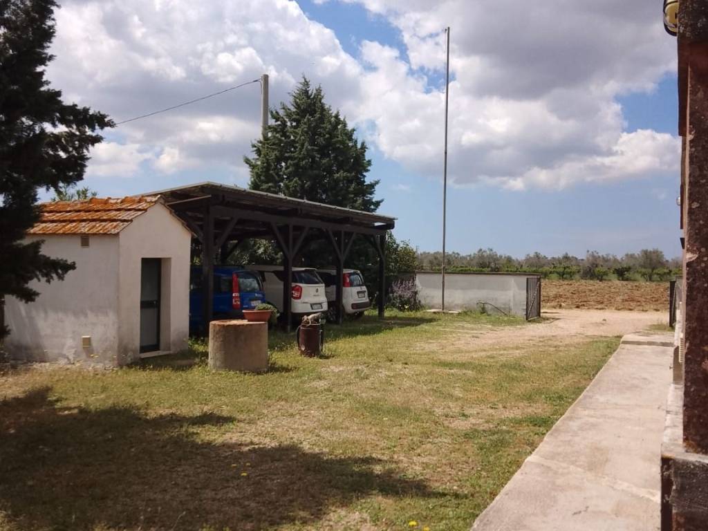 Vendesi a Copertino casa con terreno agricolo