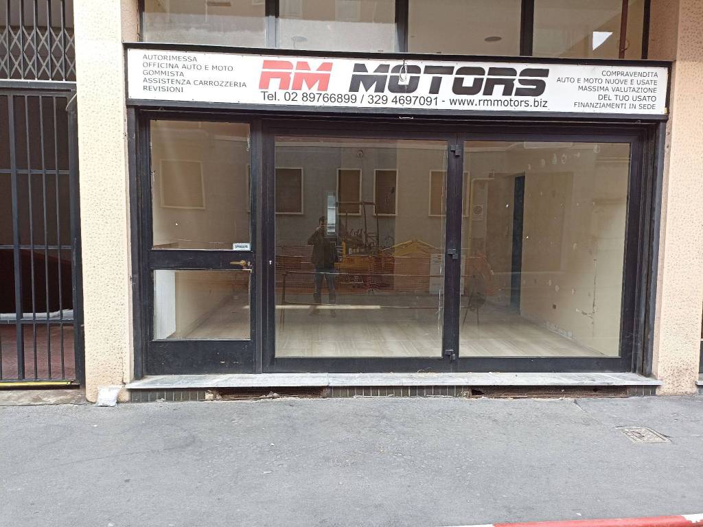 Locale commerciale con laboratorio via Scipione Piattoli 6, Milano, rif