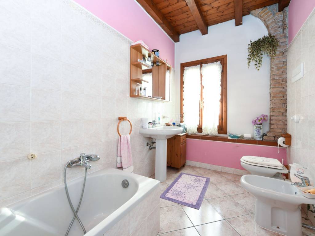 BAGNO FINESTRATO CON VASCA