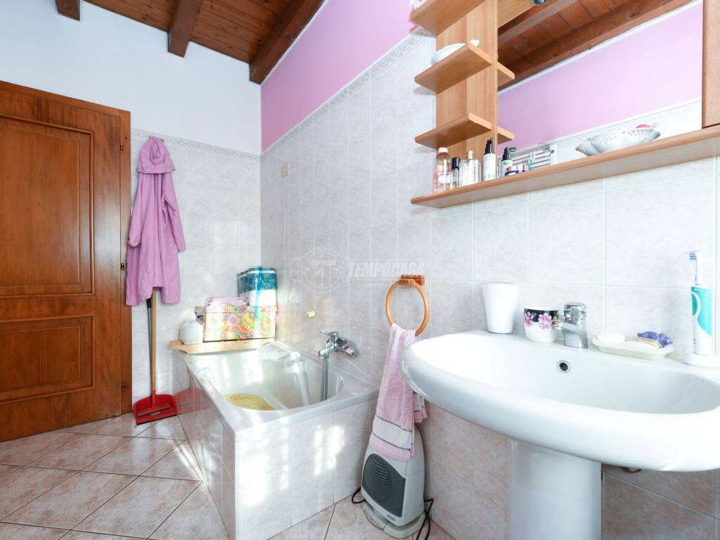 BAGNO FINESTRATO CON VASCA