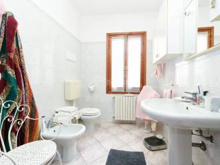 BAGNO FINESTRATO CON DOCCIA