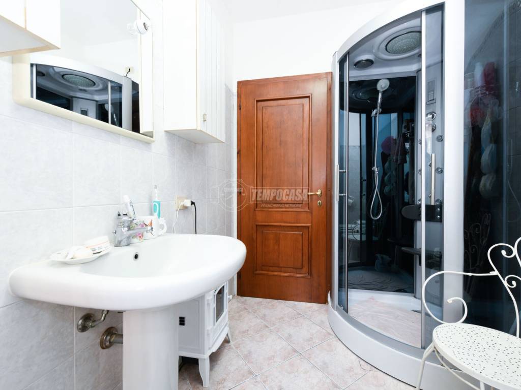 BAGNO FINESTRATO CON DOCCI