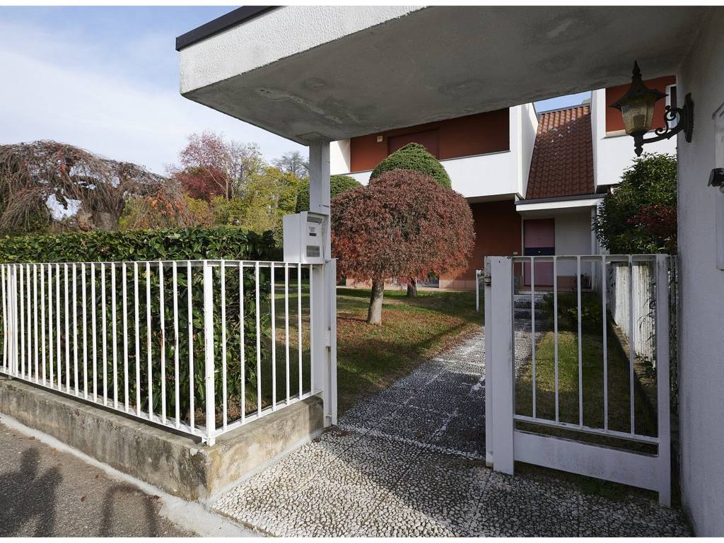 Vendita Villa A Schiera Cardano Al Campo Buono Stato Posto Auto Con Balcone Riscaldamento