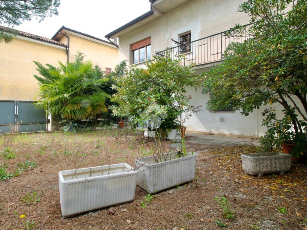 Vendita Terratetto unifamiliare in via Pietro Zorutti 34 Corno di Rosazzo.  Buono stato, posto auto, con terrazza, riscaldamento autonomo, 165 m², rif.  102620266
