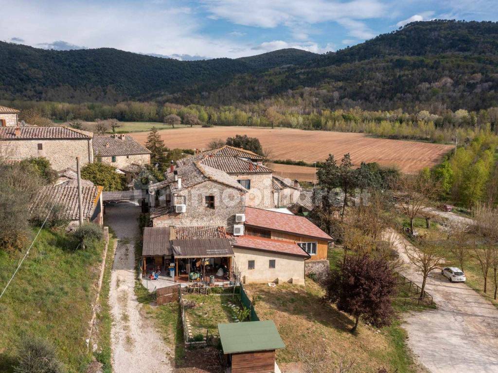 Veduta aerea struttura e terreno