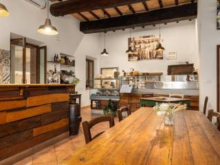 Sala d'ingresso con bar e pizzeria con forno