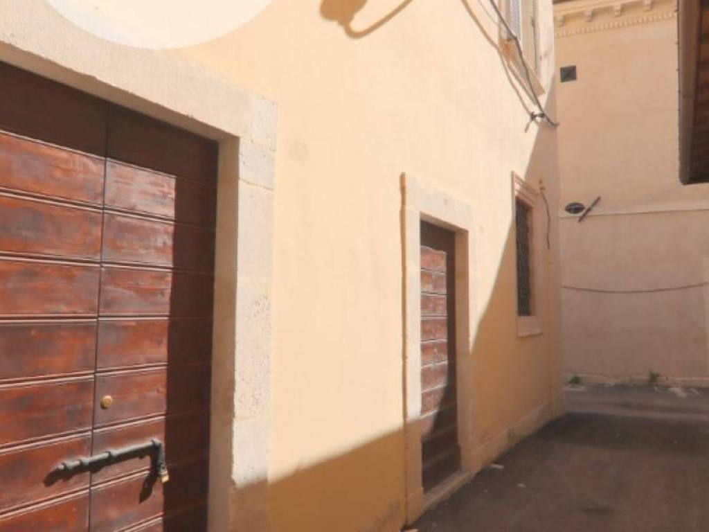 Magazzino - deposito via del drago, villa comunale, l'aquila