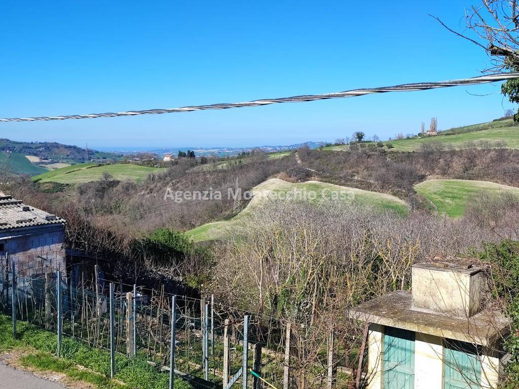 la vista che spazia fino al mare