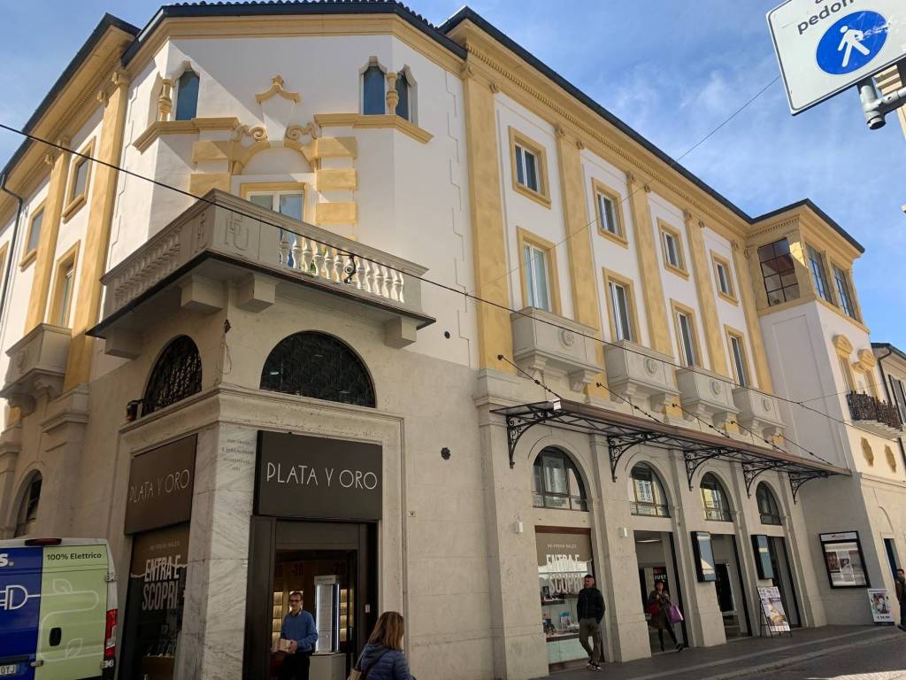 Vendita Appartamento Pavia. Quadrilocale in corso Camillo Benso di Cavour.  Ottimo stato, secondo piano, con balcone, riscaldamento autonomo, rif.  102689826