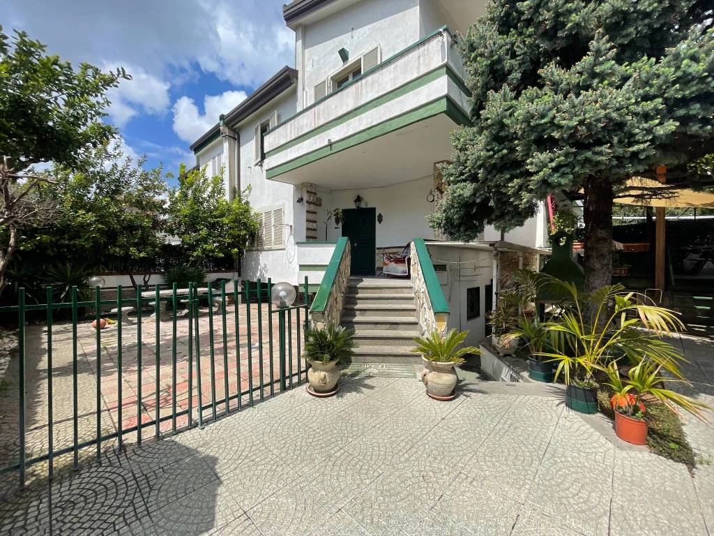 Vendita Villa a schiera in via Eugenio della Valle Santa Maria Capua Vetere.  Buono stato, posto auto, con terrazza, riscaldamento autonomo, 220 m², rif.  102717772