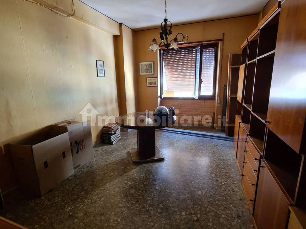 Renda Apartamento Roma. Apartamento T2 em via Popilio Lenate. Para  restauro, quarto andar, com varanda, ref. 102773372