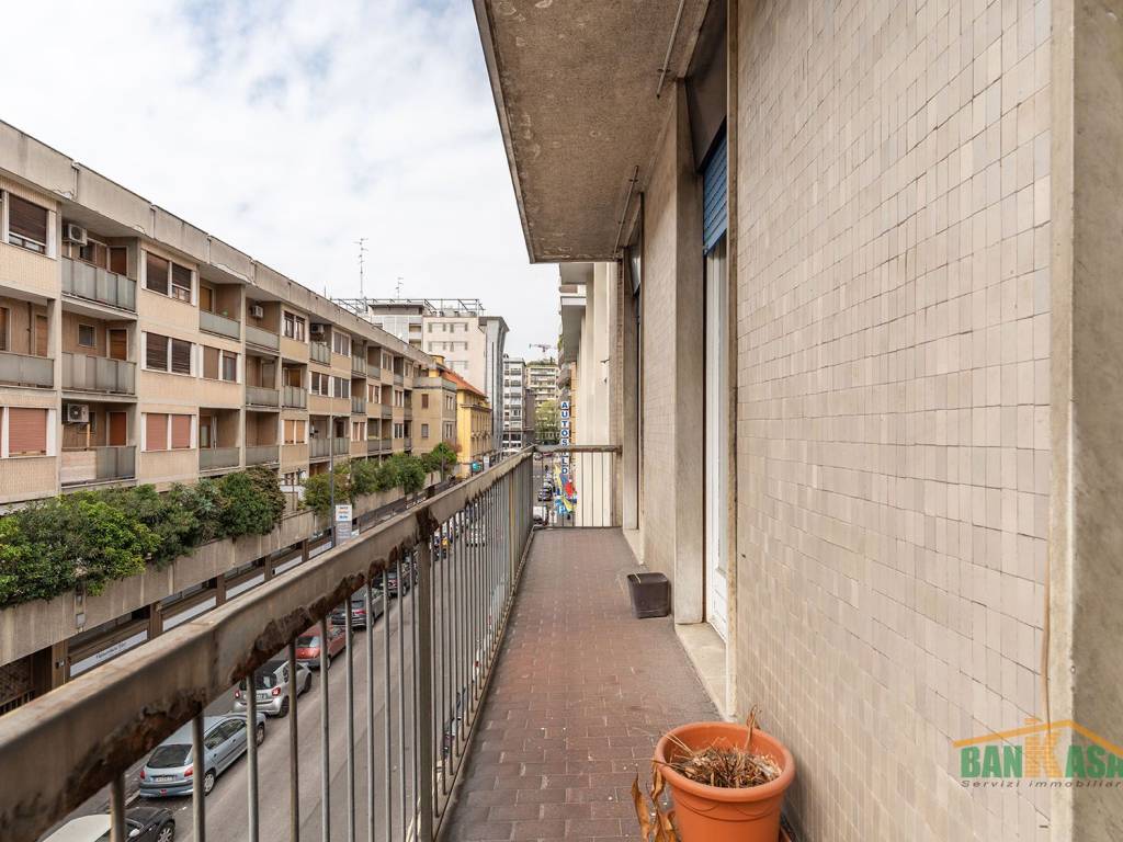 Vendita Appartamento Milano. Quadrilocale in via Alfredo Cappellini 23. Da  ristrutturare, secondo piano, con balcone, riscaldamento centralizzato,  rif. 102774544
