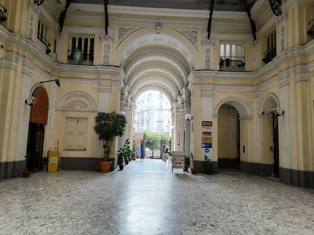 Vendita Appartamento Napoli. Trilocale in piazza Nicola Amore 6. Buono ...