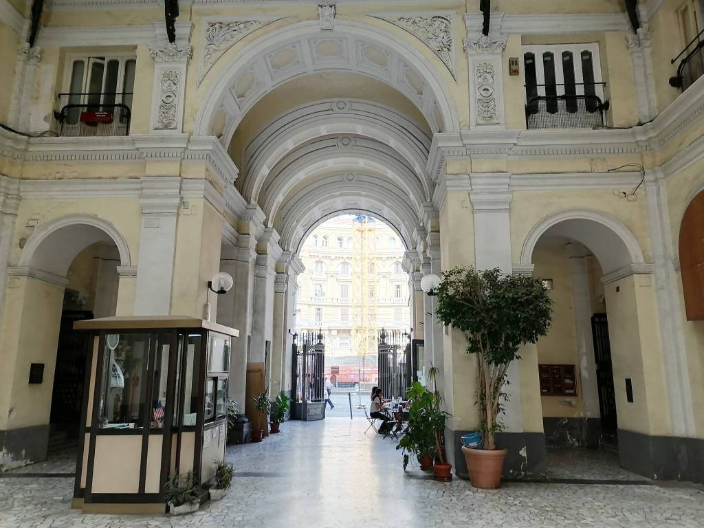 Vendita Appartamento Napoli. Trilocale in piazza Nicola Amore 6. Buono ...