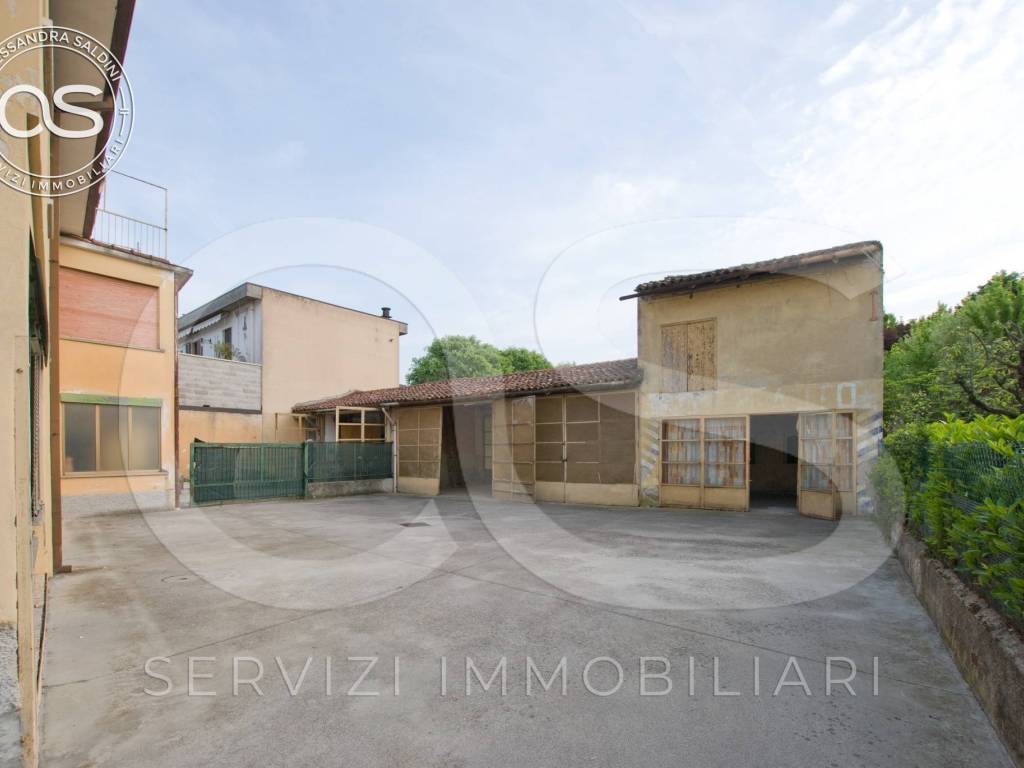 I GARAGE VISTI DAL CORTILE