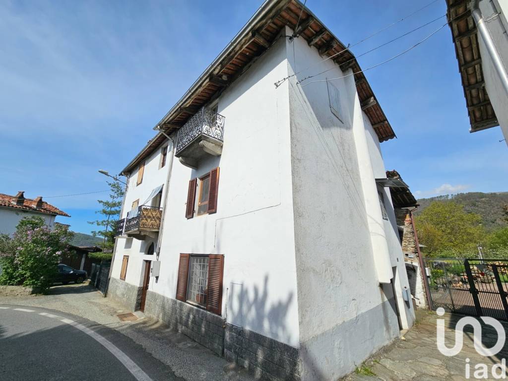 Vendita Villa unifamiliare in via Umberto I 48 Val di Chy. Buono stato, posto auto, con balcone Vendita Villa unifamiliare in via Umberto I 48 Val di Chy. Buono stato, posto auto, con balcone