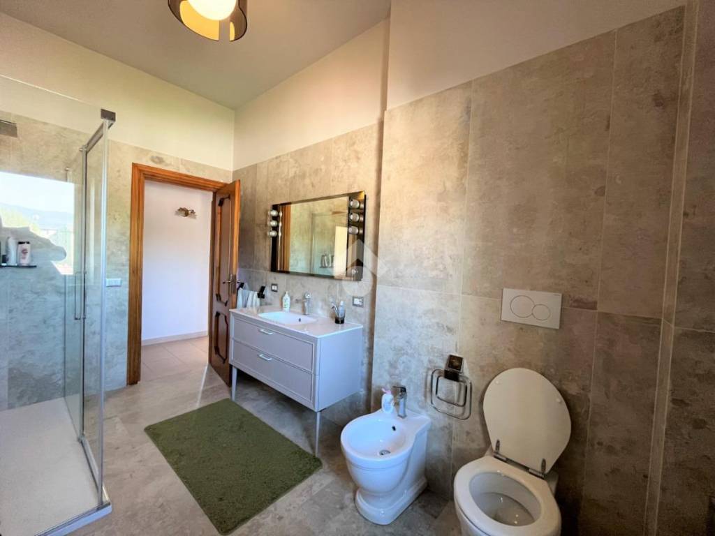 Bagno con box doccia doppio in cristallo