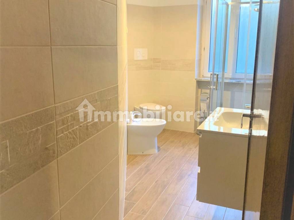 Rent Apartment Pescara. 3room flat in via Leopoldo Muzii.... Good