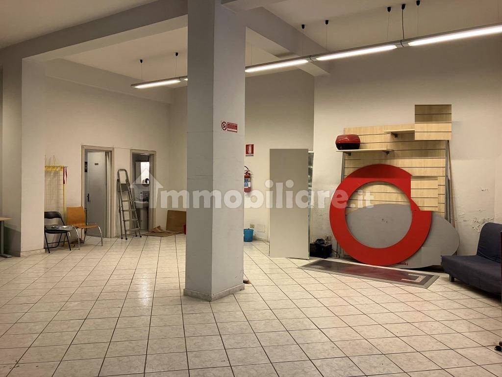 esposizione, ufficio e bagno