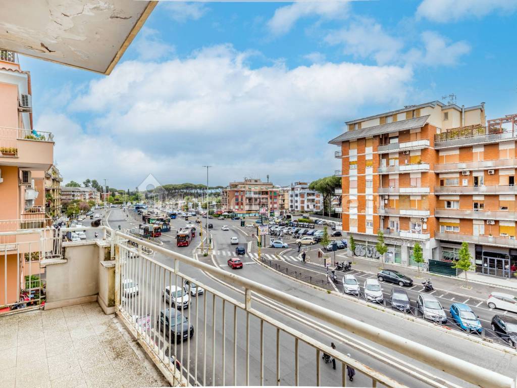 Vendita Appartamento Roma. Trilocale in via di Boccea 112. Da ristrutturare, terzo piano, con