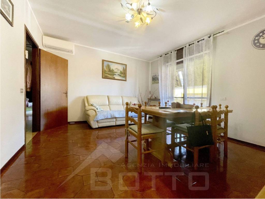 005__appartamento-vendita-san-maurizio-d-opaglio-soggiorno.jpg