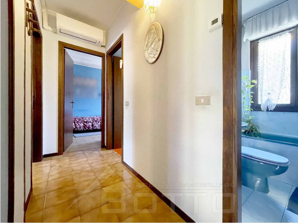 013__appartamento-vendita-san-maurizio-d-opaglio-corridoio.jpg