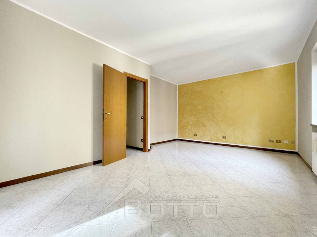 021__appartamento-vendita-san-maurizio-d-opaglio-soggiorno2.jpg
