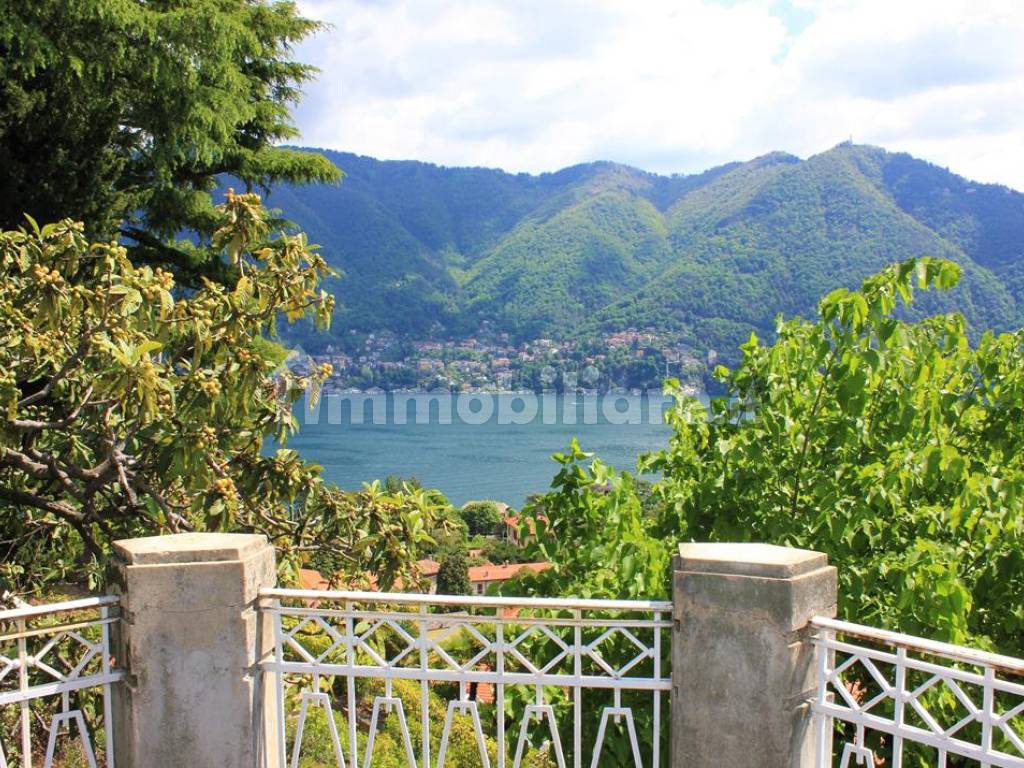 Villa indipendente con vista lago