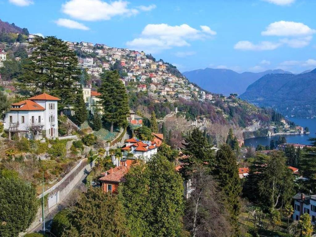 Villa vista lago a Cernobbio collinare