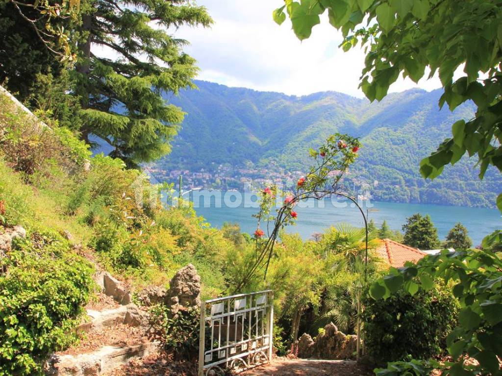 Villa indipendente con vista lago