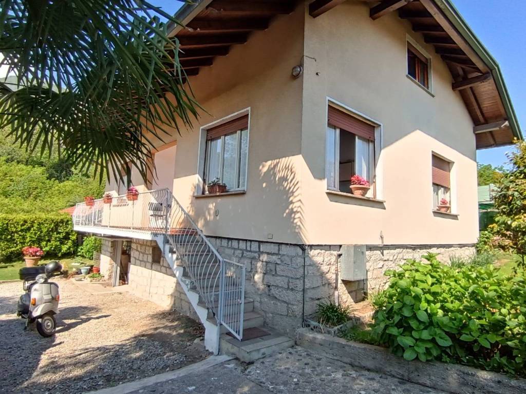 Vendita Villa bifamiliare Baveno. Buono stato, posto auto, con balcone ...