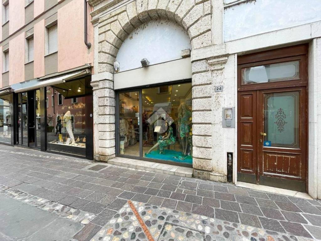 Negozio di abbigliamento via Roma 24, Desenzano del Garda, Rif. 102967780 -  Immobiliare.it
