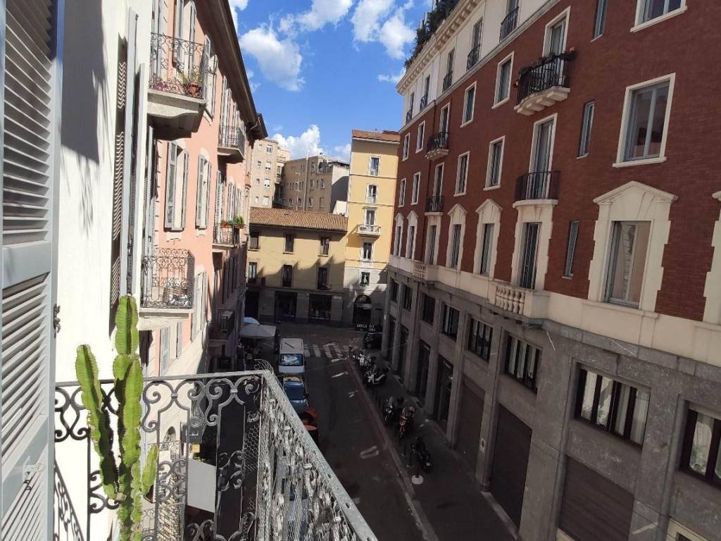 Affitto Appartamento Milano. Trilocale in via San Giovanni sul Muro 14.  Ottimo stato, secondo piano, con balcone, riscaldamento centralizzato, rif.  103009178