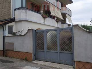Piano di abitazione con balcone