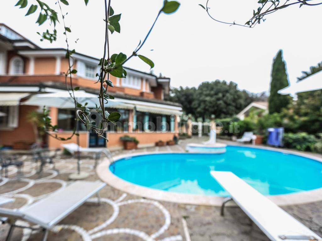 Frascati centrale porzione di villa con piscina